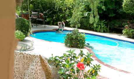 Luscious american teen Charli Maverick in beautiful bikini in sex action at pool